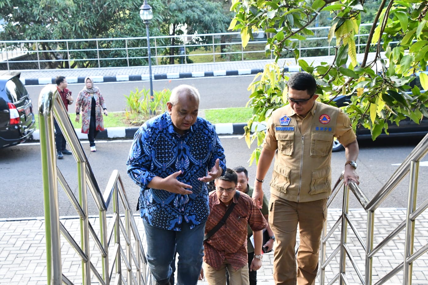 Kepala BNPB Letjen TNI Suharyanto (baju cokelat) bersama Deputi Bidang Logistik dan Peralatan Lilik Kurniawan (baju biru) berdiskusi saat meninjau Gudang Logistik BNPB Sentul, Kabupaten Bogor, Jawa Barat pada Jumat (9/6)